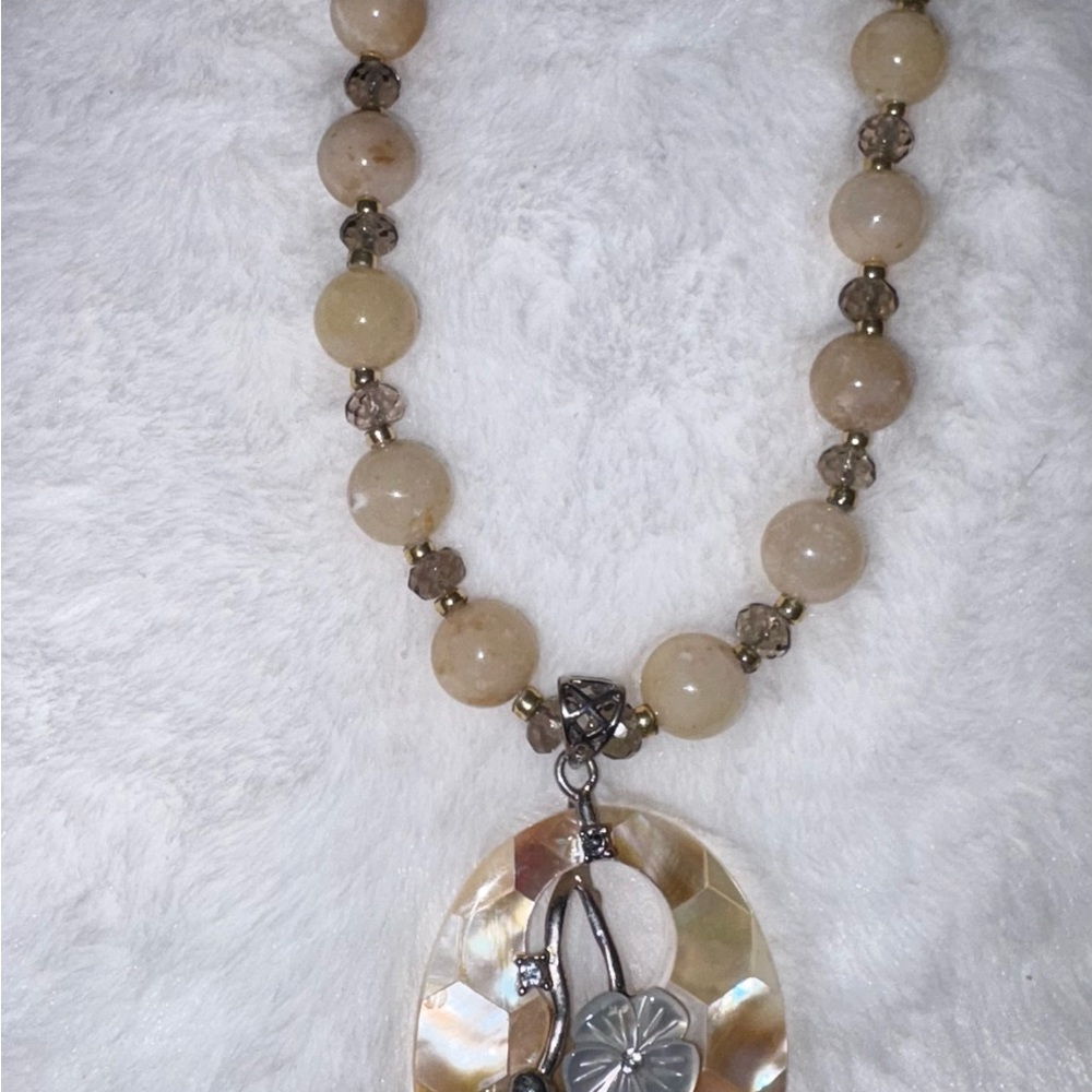 Chic vintage  sterling Silver and mother of pearl Pendant Necklace